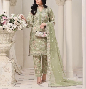 Robe de fête indienne et pakistanaise de haute qualité pour femmes, dernière collection, brodée, 3 pièces, prête à porter, shalwar kameez - Product Image 1