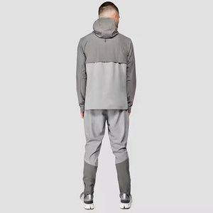 Veste coupe-vent grise pour homme avec fermeture éclair intégrale, éléments réfléchissants et cordon de serrage ajustable à la capuche, ensemble de survêtement sportif - Product Image 2