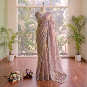 Sari en soie élégant avec travail de diamants Jarkan et blouse de créateur, prix de gros par Royal Export - Product Image 4