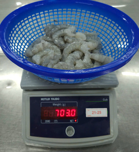 Crevettes Vannamei de bonne qualité, surgelées IQF, sans tête, taille 21/25 PD, crue, épluchée, déveinée, avec queue, en gros, en sac, en provenance du Vietnam - Product Image 1