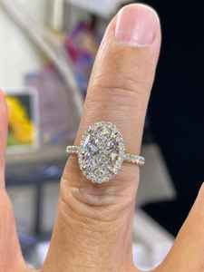 Anillo de Halo de Moissanita de Forma Ovalada de Lujo en Oro Blanco de 14K |   Anillo de compromiso con banda pavé brillante |   Joyería Fina de Diseño para Ella - Product Image 4