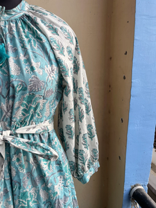 เดรสแม็กซี่ลำลองลายดอกไม้พิมพ์ลายบล็อก คอวี แขนยาว ผ้าฝ้าย 100% ไซส์พลัสสำหรับผู้หญิง ขายดีประจำปี 2026 - Product Image 5