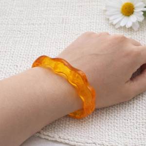 Bracelets artistiques en résine de forme irrégulière, couleur orange, pour femmes, légers et confortables à porter - Product Image 5