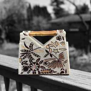 Bolsa de Mano Blanca y Marrón con Cuentas Bordadas, Asa de Bambú Hecha a Mano, Moderna, para Uso Diario, Recuerdos de Boda - Product Image 1