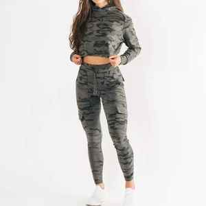 Conjunto de dos piezas con estampado de camuflaje para mujer, chándal de camuflaje personalizado, conjunto de punto para mujer, sudadera corta con cremallera y pantalones deportivos. - Product Image 6