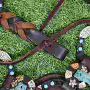 Ensemble de têtière et de collier de poitrail en cuir de vachette argentin avec pierres bleu ciel, lacets turquoise et conchos anciens pour cheval - Product Image 4