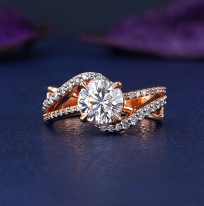 Bague de fiançailles Rudakiya Brothers avec diamant brillant de 1,51 carat cultivé en laboratoire, en or rose 14 carats, avec bande pavée à double sangle, clarté VS1, IGI - Product Image 3