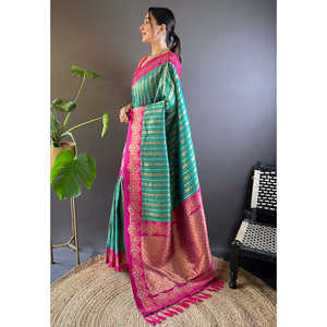 Sari de Seda Verde Elite Weaves con Bordado de Zari Rosa y Borde de Satén Único para Vestidos de Cóctel - Product Image 1