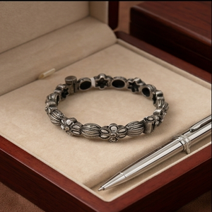 Brazalete de plata oxidada con diseño de flor DIVYORO - Joyería vintage para mujer de Orissa - Product Image 2