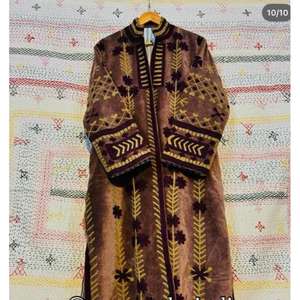 Chaqueta Varsity Bohemia de Terciopelo Suzani, Ecológica, Hecha a Mano, con Bordado Floral, de Longitud Regular, para Mujer, de Rajasthan - Product Image 1