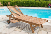Chaise longue simple Deva en teck massif avec coussin imperméable et finition naturelle pour piscine, plage et hôtel, portable