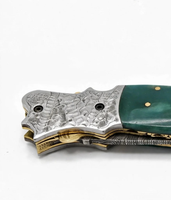Couteau pliant à manche vert foncé avec lame à motifs et accessoires décoratifs argentés pour équipement de camping et coffret cadeau pour collectionneur