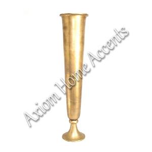 Jarrón de metal dorado contemporáneo con estética moderna, ideal para una decoración elegante del hogar por Axiom Home Accents - Product Image 1