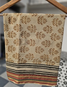 ผ้าซารองพิมพ์ลายบล็อกขอบปักดิ้นทอง ทำมือ ขายส่ง ผ้าคลุมชายหาด ผ้าปาเรโอ ผ้าบันโด 1 ชิ้น สำหรับผู้หญิง ใส่เที่ยวพักผ่อนฤดูร้อน - Product Image 4