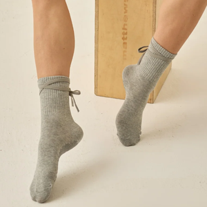 Chaussettes de Pilates de haute qualité pour femme, avec revers, logo personnalisé, antidérapantes, en coton, ajustement confortable, pour Pilates Reformer, Barre, Yoga, avec sangle et nœud - Product Image 2