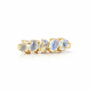 Anillo Minimalista de Plata de Ley 925 con Cinco Piedras de Piedra Lunar Arcoíris Ovaladas en Cabujón, Chapado en Oro y Rodio, de Ishime Jewels - Product Image 5
