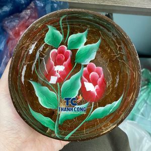 ชามเปลือกมะพร้าวขายส่งจากเวียดนาม ลายดอกกุหลาบสีแดงสุดโรแมนติก เป็นมิตรกับสิ่งแวดล้อม ของที่ระลึกจากธรรมชาติ ชามตกแต่งสไตล์ทรอปิคอลสำหรับรีสอร์ทสุดหรู - Product Image 1