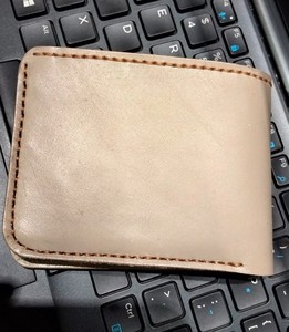 Cartera Bifold Delgada de Cuero Genuino Premium Hecha a Mano con Diseño de Caramelo, Cierre Abierto, Bloqueo RFID, para Uso Diario, Elegante para Hombres - Product Image 4
