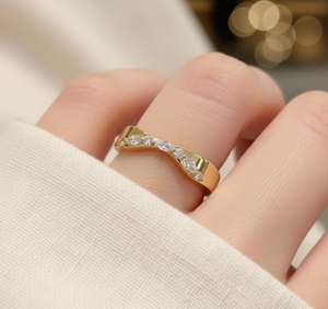 Anillo de compromiso de plata de ley S925 con moissanita de corte marquesa y brillante alternado, engastado con puntas, curvado y ancho, tipo banda de boda contorneada - Product Image 2