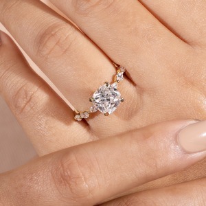 Bague de mariage de luxe en moissanite dorée taille coussin, bague de fiançailles classique avec pierres latérales en diamant taille coussin, bague de mariée en or taille coussin - Product Image 4