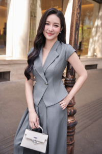 Chaleco Elegante Gris para Mujer con Solapa Entallada, Manga Casquillo, Lazos en la Espalda y Peplum, de Poliéster y Spandex, NERINA (ODM/OEM) - Product Image 3