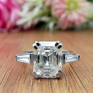 Bague de fiançailles et de mariage tendance en or massif 18 carats, diamant blanc 2,5 carats taille émeraude classique, sertie à griffes, certifiée IGI, cadeau et soirée - Product Image 1