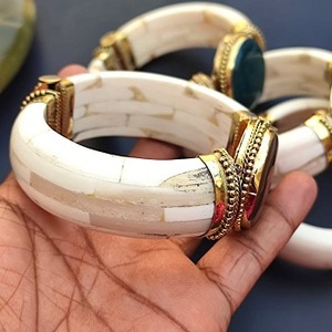 กำไลข้อมือทำมือจากกระดูกควายธรรมชาติรักษ์โลก พร้อมตัวล็อคโบราณ โดย F S International - Product Image 1