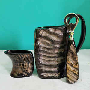 Jarra Vikinga Hecha a Mano con Cuerno de Búfalo Natural, con Copa de Cuerno Corta y Abridor de Botellas Funcional - Product Image 4