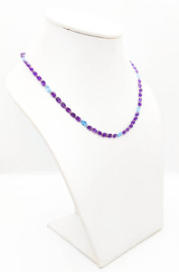 สร้อยคออเมทิสต์ธรรมชาติและโทแพซสีฟ้าอ่อนทรงโอวัลแบบ Eternity ตัวเรือนทองคำแท้ 18K สีเหลือง – ประดับอัญมณีแบบผสมติดต่อกันทรงรี - Product Image 3