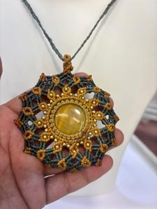 Collier pendentif papillon en macramé plaqué or fait à la main, fil tressé naturel, bijoux mandala bohème unisexe - Product Image 1