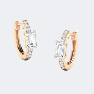 Pendientes de aro tipo Huggie solitarios con esmeralda de 0.70 quilates de peso total, corte redondo, engaste pavé y puntas, en oro de 9K - Product Image 3