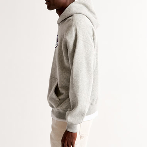 Sudadera con Capucha Estampada Gris Oversize de Forro Polar Casual Unisex para Otoño con Bolsillos Diseño de Corte Regular - Product Image 3