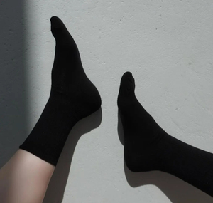 Chaussettes noires pour femmes, en coton et fibre de bambou, respirantes, tricotées, unies, pour usage quotidien, style classique, saison printemps - Product Image 1