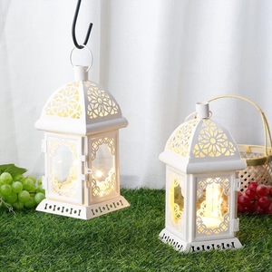 Farol de Metal Clásico Hecho a Mano con Marco de Hierro Rústico y Paneles de Vidrio para Decoración Navideña de Interiores, Hoteles y Restaurantes - Product Image 5