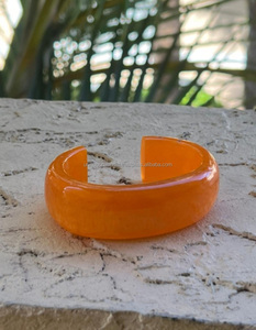 Elegante artesanía de resina hecha a mano para mujer brazalete grabado de moda con patrones únicos para moda y venta al por mayor - Product Image 4