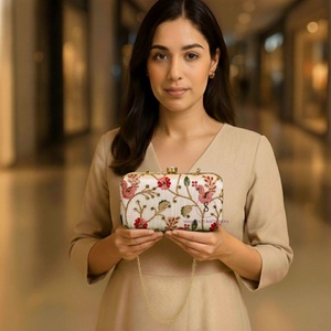Pochette brodée florale pour femme indienne avec chaîne, élégante pour soirée et mariage, en coton, Shagun Pouches - Product Image 1