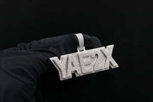 Pendentif Hip Hop personnalisé en Moissanite avec mouvement à quartz, boîtier octogonal en acier inoxydable, bracelet de 20 mm et cadran à chiffres romains - Product Image 1