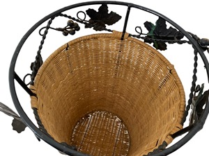 Porte-parapluie en rotin et métal au design en forme de feuille, idéal pour l'entrée de la maison, les cafés de plage et les intérieurs à thème naturel - Product Image 5