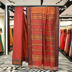 Sari de Seda y Algodón Tejido a Mano de Primera Calidad con Borde Rojo Zari en Contraste |   Colección Elegante de Ropa Festiva para Fiestas y Bodas para Mujer 01 - Product Image 1