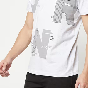 เสื้อยืดแขนสั้นสีขาวสำหรับผู้ชาย พิมพ์ลายตัวอักษรสีเทา คอกลม ทรงปกติ ผ้าเจอร์ซีย์ลำลอง ผ้าฝ้าย - Product Image 3