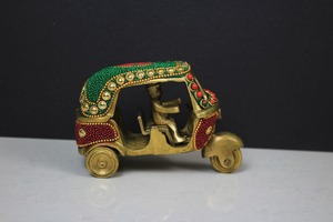งานฝีมือนิรมลา รถสามล้อทองเหลืองขนาด 5 นิ้ว งานแฮนด์เมด ตกแต่งด้วยหินและงานฝังประณีต - Product Image 2