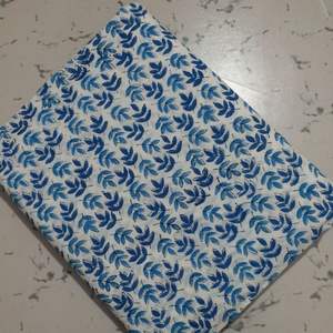 ผ้าฝ้ายแคมบริกพิมพ์ลายด้วยมือแบบ Knnotted Earth |   ลายพิมพ์แบบดั้งเดิมของอินเดีย |   บ้านสิ่งทอที่เป็นมิตรกับสิ่งแวดล้อมและยั่งยืน - Product Image 2