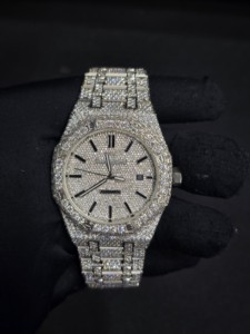Reloj de Diamantes Elegante de Calidad de Exportación, Reloj de Pulsera Chapado en Oro Rosa con Brillantes Cristales, Disponible para la Venta - Product Image 1