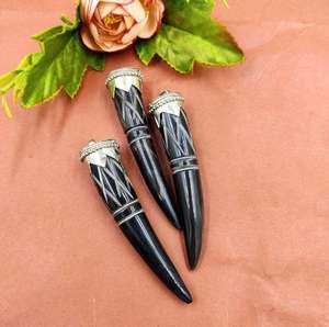 Magnifique pendentif en corne fait main de forme originale avec perle naturelle et os, dernier design par HF CRAFTS, pour collier d'amoureux, idéal comme cadeau. - Product Image 3