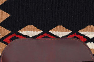 Tapis de selle western haut de gamme en feutre de laine avec doublure polaire, antidérapant et absorbant les chocs, pour l'équitation et l'entraînement. - Product Image 3