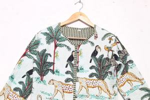 Chaqueta acolchada Sari de seda reciclada Vintage con estampado de jungla, chaqueta de mezcla de algodón para mujer - Product Image 5
