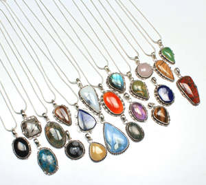 Collar con Colgante de Piedras Cabujón Pulidas de Colores Surtidos, Estilo Lindo con Gemas Naturales Lisas y Cristales de Tamaños Mixtos - Product Image 4