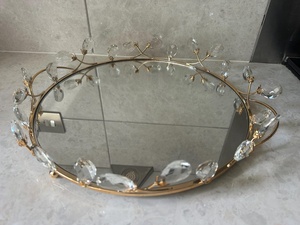 Bandeja Redonda Metálica de Almacenamiento con Detalles de Cristal, Acabado Dorado, Superficie Pulida, para Uso en Mesa, Diseño Moderno y Lujoso - Product Image 6