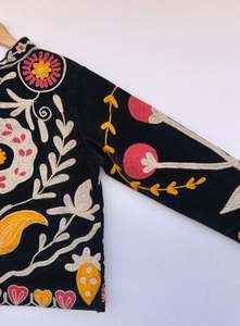 Chaqueta corta Suzani, abrigo corto con estampado floral, el mejor diseño y calidad, el mejor abrigo bohemio de terciopelo Suzani con bordado floral. - Product Image 3