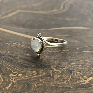 Anillo de Plata de Ley 925 con Piedra Lunar Arcoíris Ovalada, Acabado Pulido, Estilo Romántico, Joyería Artesanal de Moda - Product Image 3